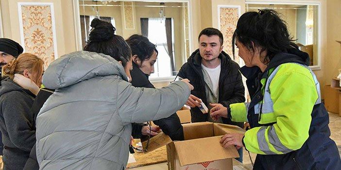 kızılay yemek dağıtım yerleri içinde yemek yapan insanlar