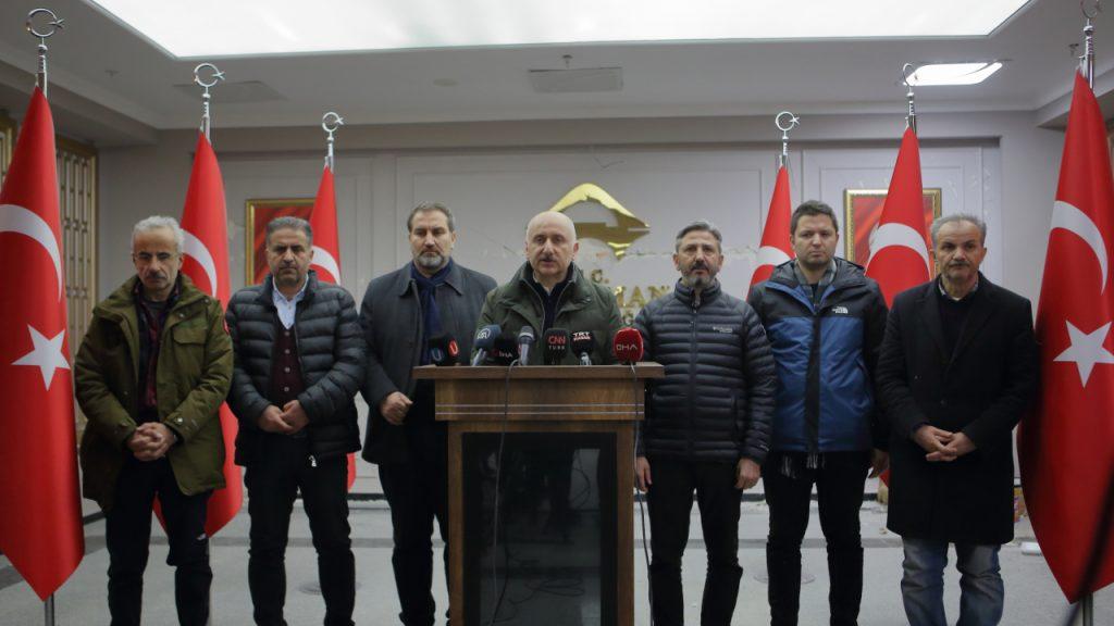 aa-20230207-30213106-30213100-bakan-karaismailoglu-adiyamanda-896-vatandasimizi-kaybettik-400-yaralimiz-var