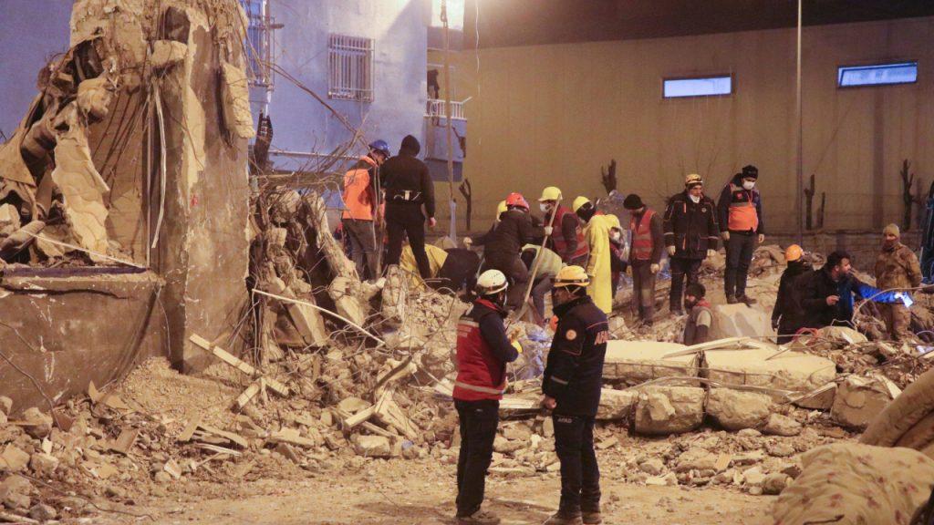 deprem266025-30266024-diyarbakirda-arama-kurtarma-ekiplerinin-calismalari-suruyor