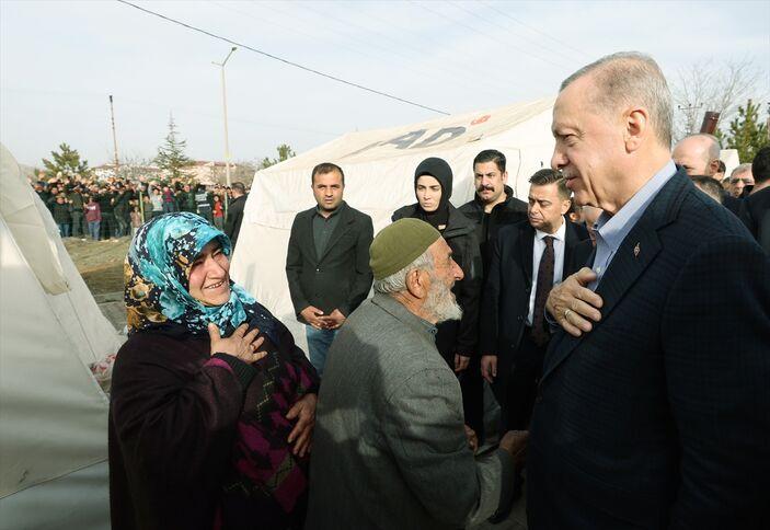 Ahmet Davutoğlu, Cumhurbaşkanı Erdoğan'ın 5. günde deprem bölgesinde gittiğini iddia etti