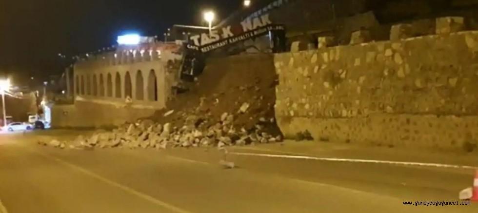 Diyarbakır- Ovabağ karayolunda istinat duvarı çöktü