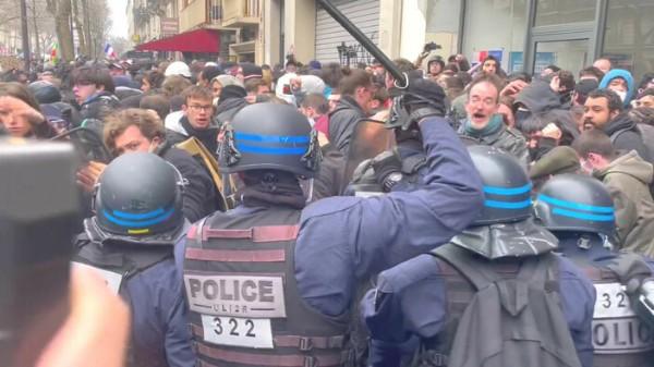 Fransız polisi göstericileri copladı! Görüntüler infiale sebep oldu