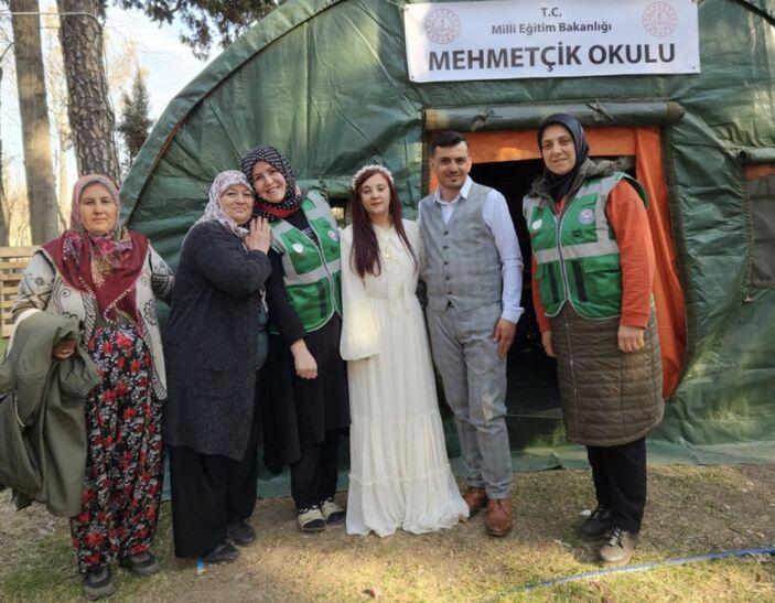 Kahramanmaraş'ta depremzede çift, çadır kentte evlendi - En Son Haber