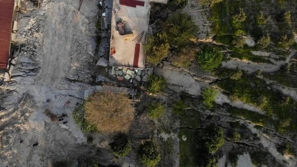 Depremin şiddetini gözler önüne serdi: Fay hattı çiftlik evini ikiye böldü: Toprak 3 metre çöktü 7 metre kaydı