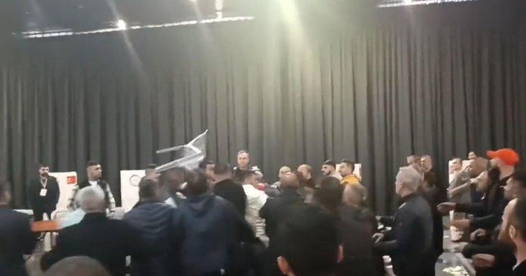 İYİ Parti’de büyük kavga: Demokrasi naraları lafta kaldı! Sandalye ve yumruklar havada uçuştu