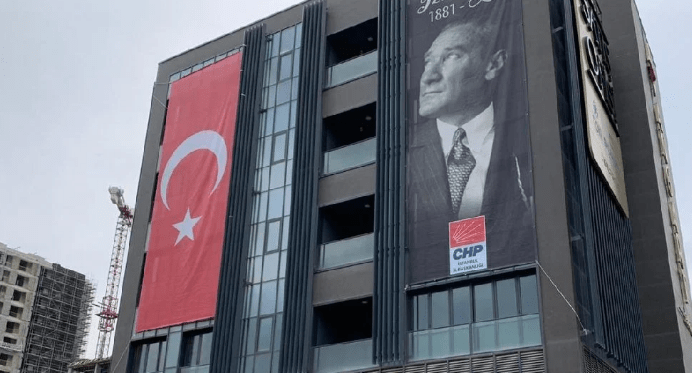CHP Nilüfer İlçe Başkanı Özgür Şahin, seçim sürecinde yaşanan kanunsuzluklara ilişkin basın toplantısı düzenledi.
