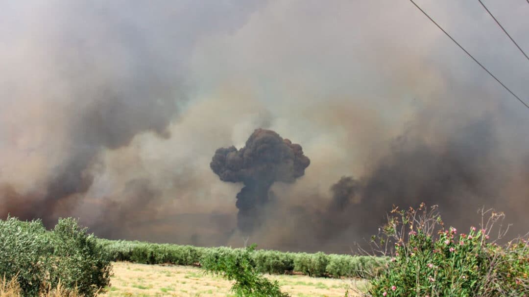 Yunanistan'da orman yangınları mühimmat deposunda patlamalara yol açtı