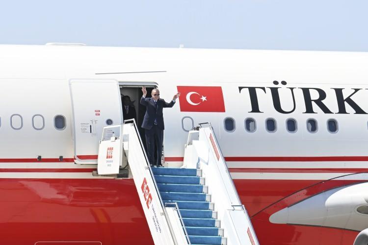 </p>
<p>Türkiye Cumhurbaşkanı Recep Tayyip Erdoğan, Macaristan Başbakanı Viktor Orban'ın davetine icabetle başkent Budapeşte'ye geldi. Orban, Cumhurbaşkanı Erdoğan'ı çalışma ofisinin bulunduğu Karmelita Manastırı'nda karşıladı.</p>
<p>