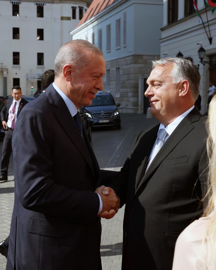 </p>
<p> Orban, Cumhurbaşkanı Erdoğan'ı çalışma ofisinin bulunduğu Karmelita Manastırı'nda karşıladı.</p>
<p>
