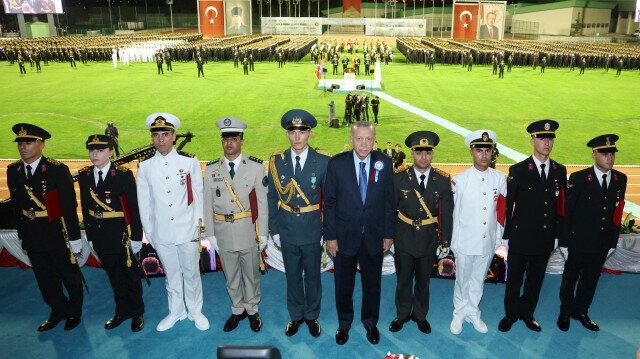 Cumhurbaşkanı Recep Tayyip Erdoğan, Jandarma ve Sahil Güvenlik Akademisi Subay ve Astsubay Öğrencileri Mezuniyet Töreni'ne katıldı.