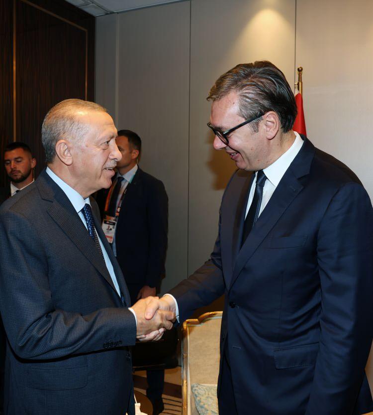 </p>
<p>Türkiye Cumhurbaşkanı Recep Tayyip Erdoğan, Macaristan Başbakanı Viktor Orban'ın davetine icabetle geldiği başkent Budapeşte'de Sırbistan Cumhurbaşkanı Aleksandar Vucic ile görüştü.</p>
<p>