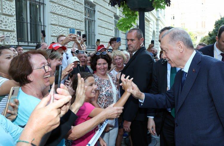 </p>
<p>Cumhurbaşkanı Recep Tayyip Erdoğan, Budapeşte'de kendisine sevgi gösterisinde bulunan Macar vatandaşları selamladı.</p>
<p>