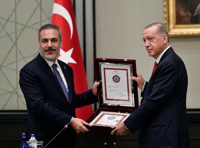 Cumhurbaşkanı Erdoğan duygusal anlar yaşayan Avsever Paşa'yı sarılarak teselli etti
