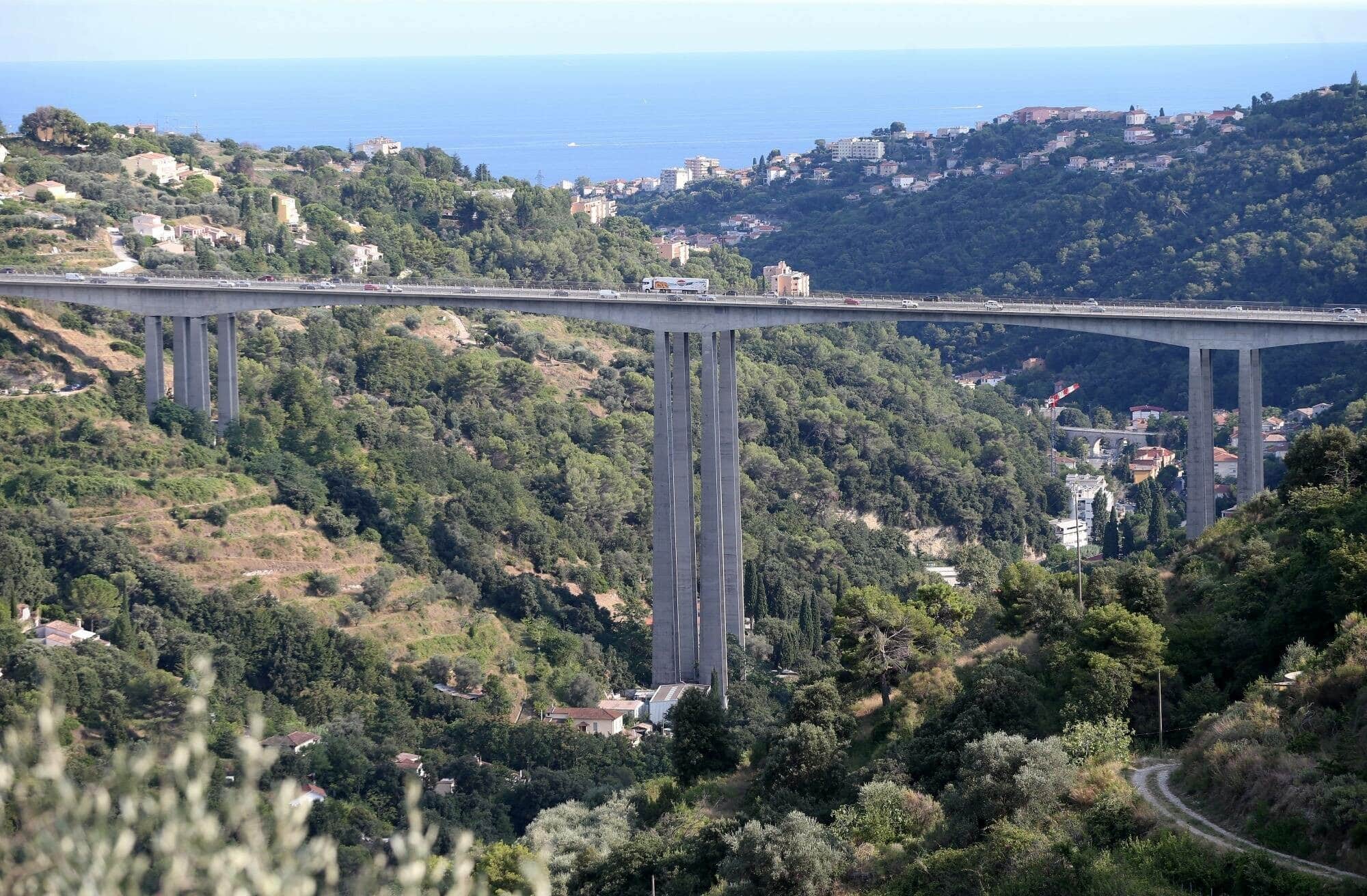 OGC Nice player Beka Beka threatening to commit suicide whilst sat on edge of viaduct | Marca