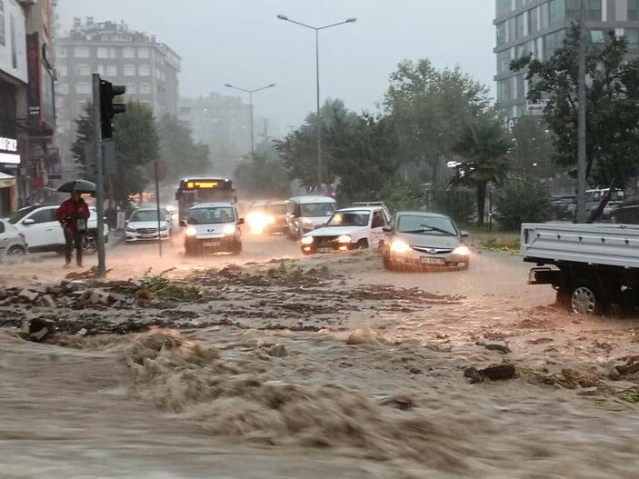 Samsun'u sel vurdu! Sokaklar göle döndü