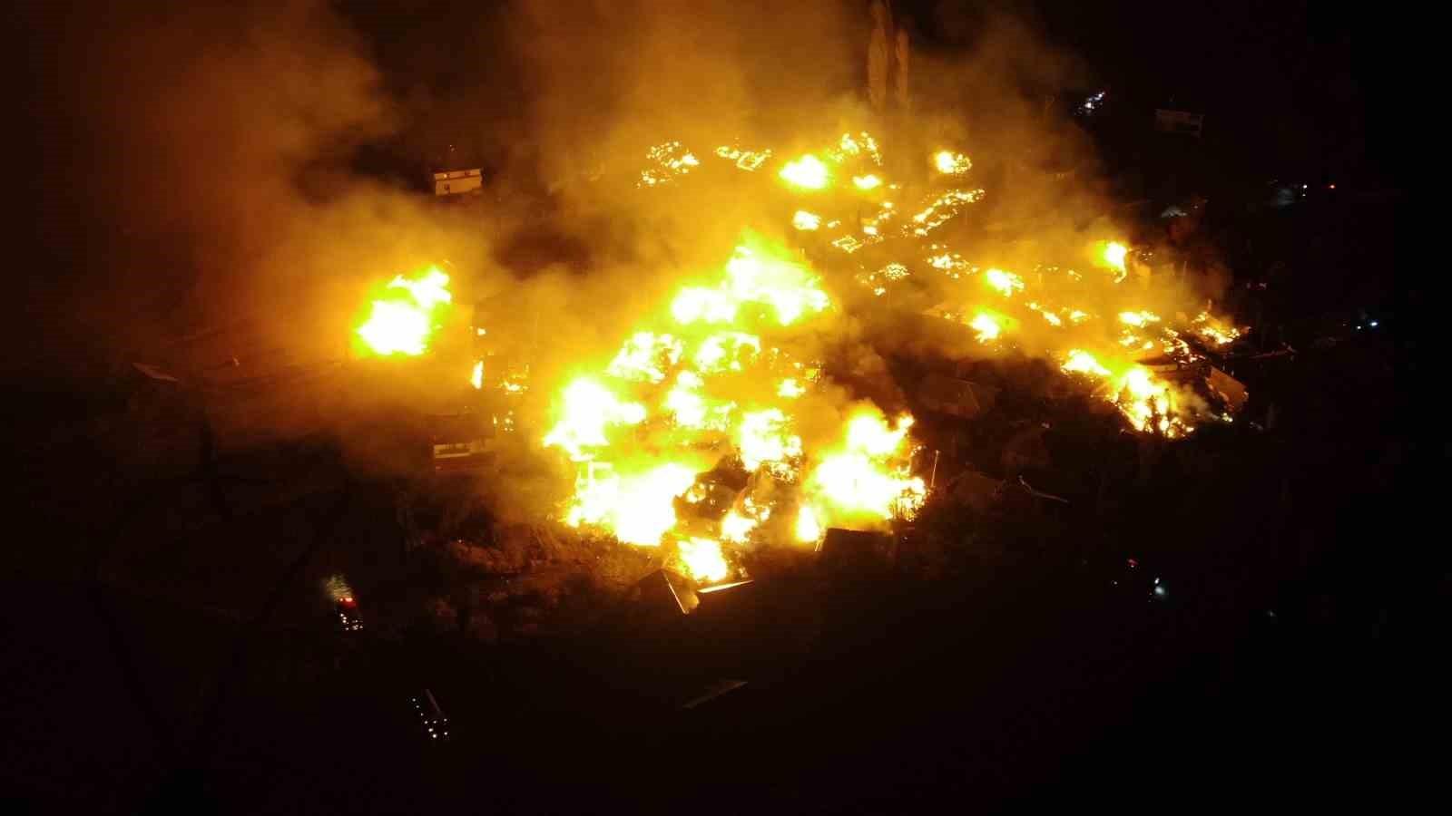 Kastamonu’da 20 evin kül olduğu yangın havadan görüntülendi 