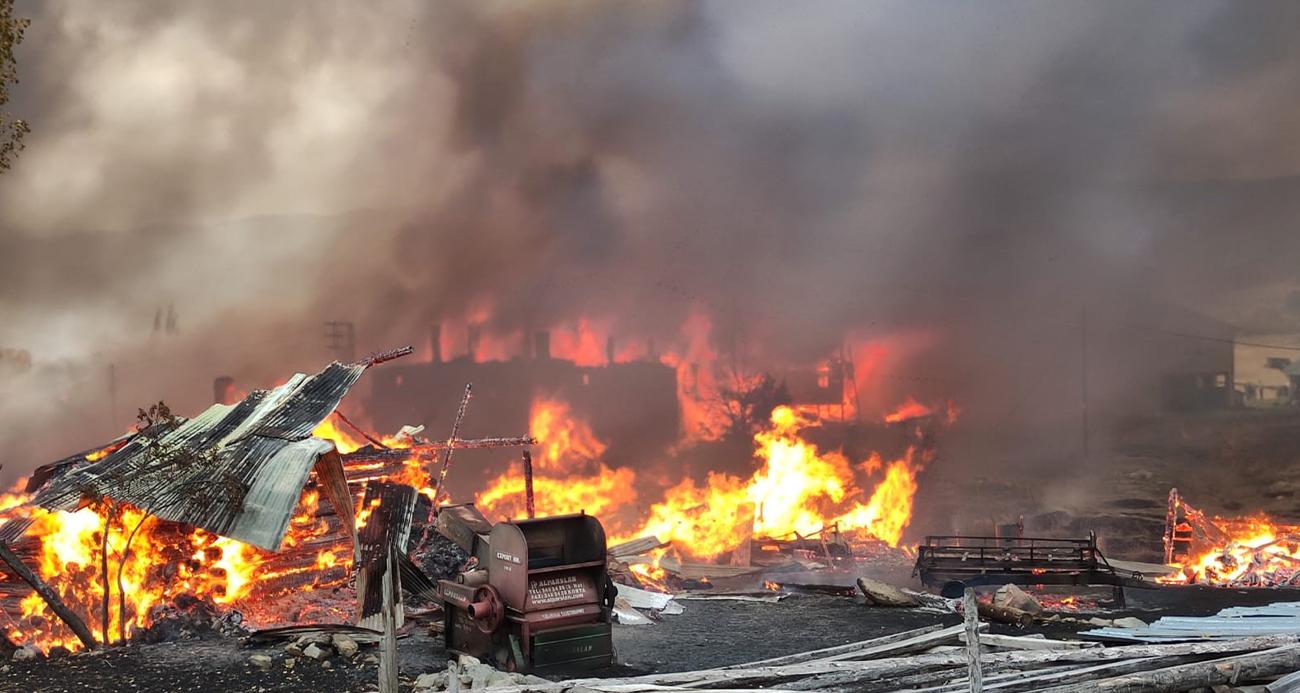 Köyde çıkan yangın şiddetini arttırdı: 43 ev alevlere teslim oldu İhlas Haber Ajansı