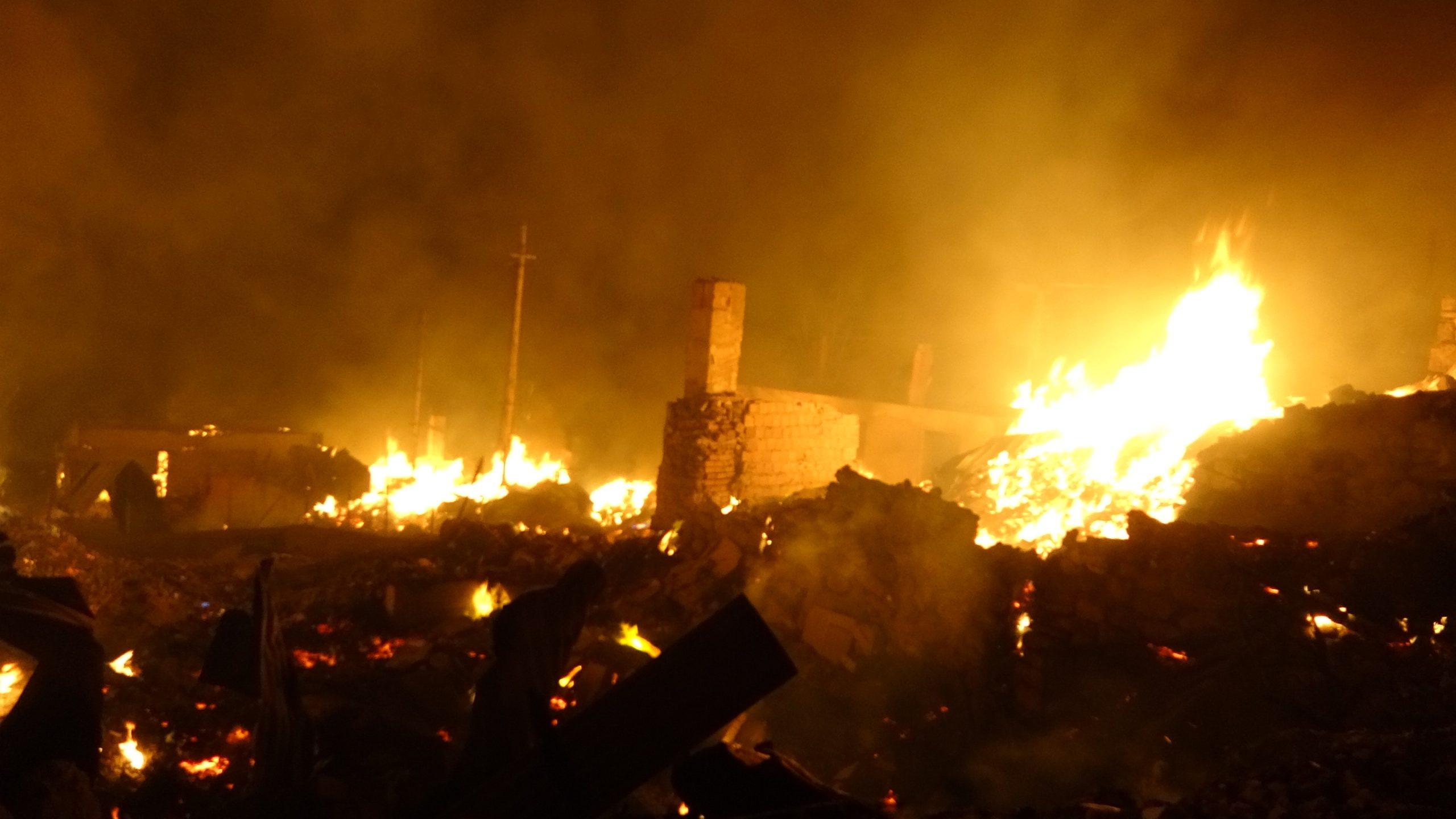 Köyde çıkan yangın şiddetini arttırdı: 43 ev alevlere teslim oldu
