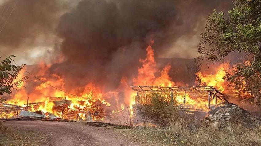 Kastamonu'da yangın: 43 ev ve ahır alevlere teslim oldu - Türkiye Gazetesi