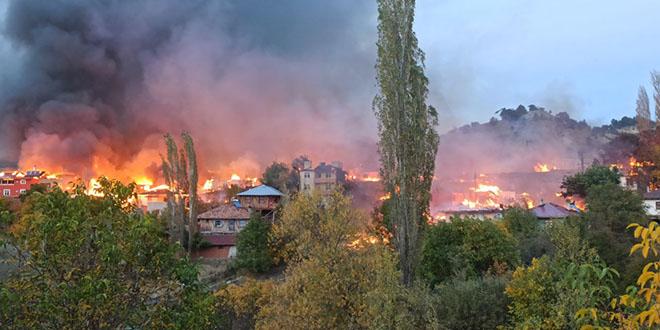 Köyde Çıkan Yangın Şiddetini Arttırdı: 43 Ev Alevlere Teslim Oldu - Memurlar.Net