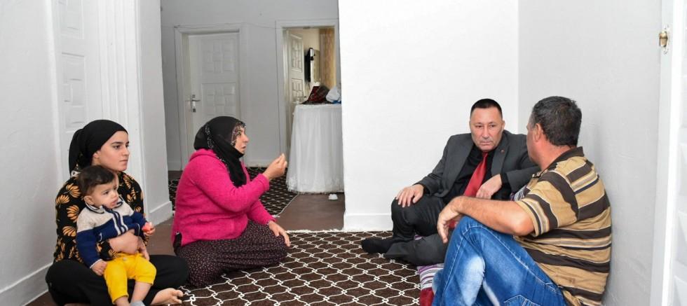 okul-cagindaki-cocuklarin-ailelerini-ziyaret-edip-kirtasiye-desteginde-bulundu