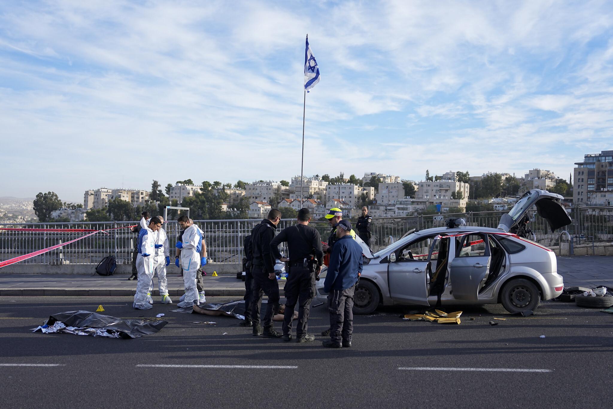 Polis ve kurtarma ekipleri Kudüs'teki terör saldırısı mahallinde, 30 Kasım 2023. (Ohad Zwigenberg/AP)