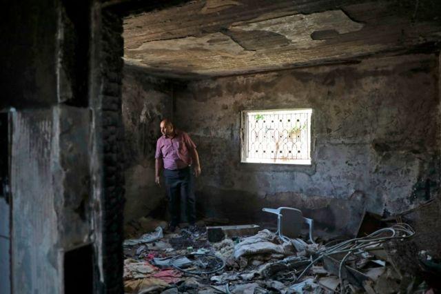 Kardeşini, kardeşinin eşini ve 18 aylık yeğenini kundaklama saldırısında kaybeden Nasser Dawabsha, yakılan evin bir odasında.