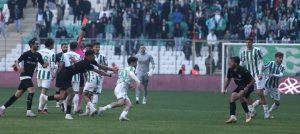 bursa-da-zafer-diyarbekirspor-un-mac-sonunda-cirkin-saldiri