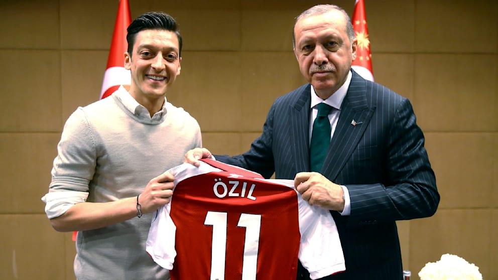Futbolcu Mesut Özil (35) ile Cumhurbaşkanı Recep Tayyip Erdoğan (69)