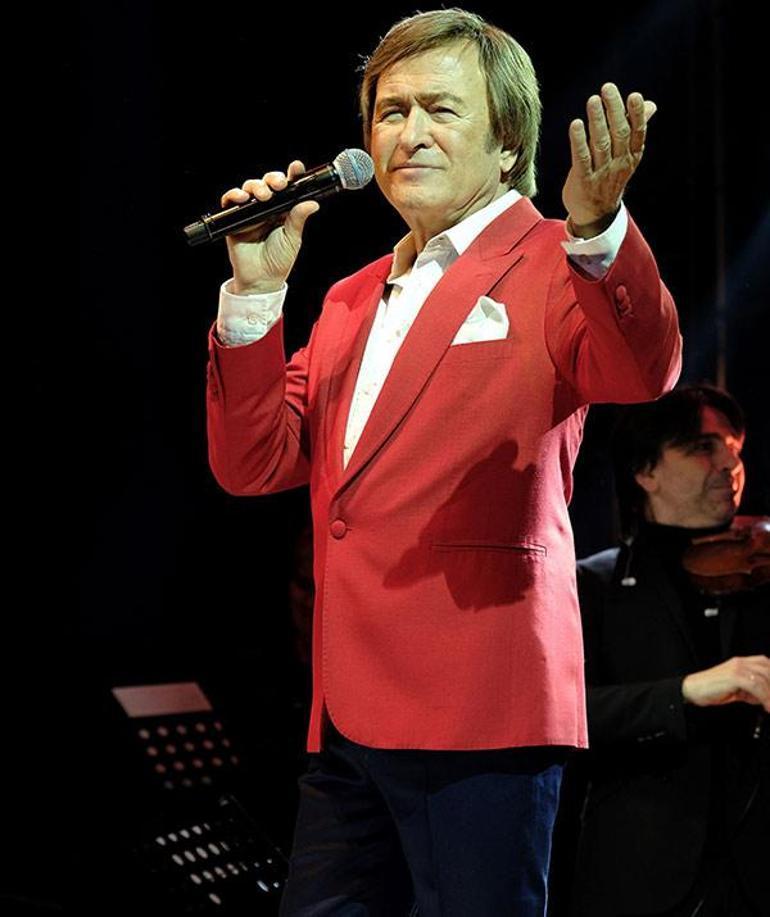 Erol Evgin, İzmir Karşıyaka'da bir mekanda konser verdi.