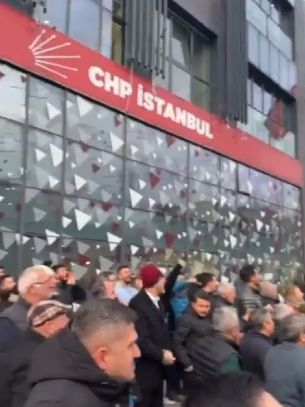 CHP'lilerden İstanbul il binası önünde protesto