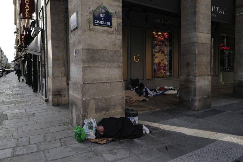 Paris'te geceyi sokakta geçirenler