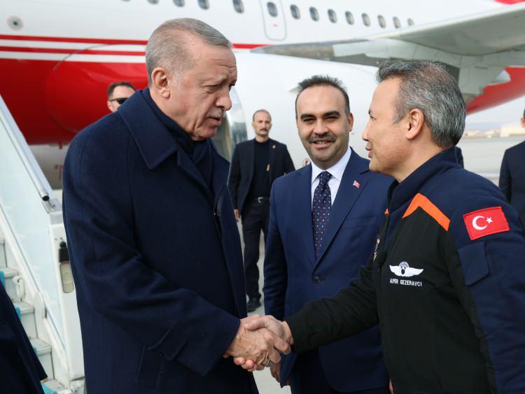 </p> <p>Cumhurbaşkanı Recep Tayyip Erdoğan, Uluslararası Uzay İstasyonu'nda Türkiye'nin insanlı ilk uzay bilim misyonunu tamamlayarak yurda dönen Türkiye'nin ilk astronotu Alper Gezeravcı'yı Esenboğa Havalimanı'nda kabul etti.</p> <p>