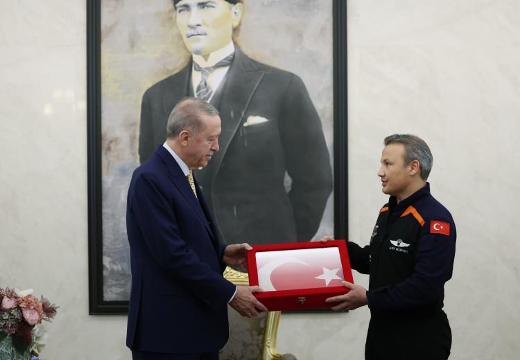 </p> <p>Kabulde, Cumhurbaşkanı Erdoğan'ın eşi Emine Erdoğan, Sanayi ve Teknoloji Bakanı Mehmet Fatih Kacır ile TÜBİTAK Başkanı Hasan Mandal da yer aldı.</p> <p>