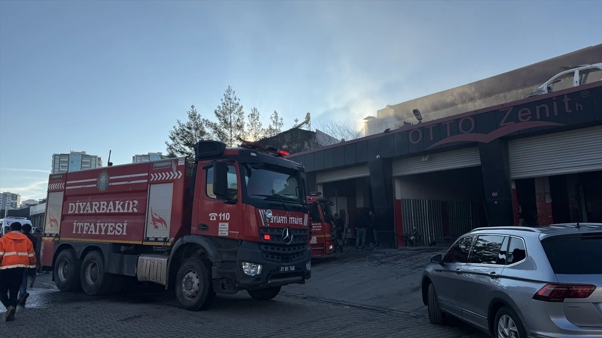 Diyarbakır'da bir iş yerinde meydana gelen yangında, 3 kişi dumandan etkilendi ve hastaneye kaldırıldı.
