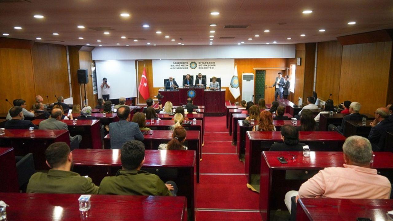 Diyarbakır Büyükşehir eşbaşkanlarından “Bayrak” açıklaması