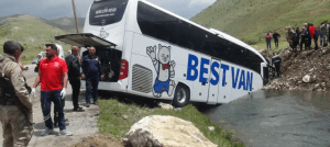 Bitlis'te yolcu otobüsü dereye uçtu: 7 yaralı