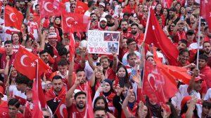 Berlin'de Türk taraftarlara gözaltı!