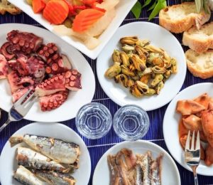 Restoranlarda Kazıklanmaktan Bıkan Türkler Yunan Adalarına Akın Ediyor