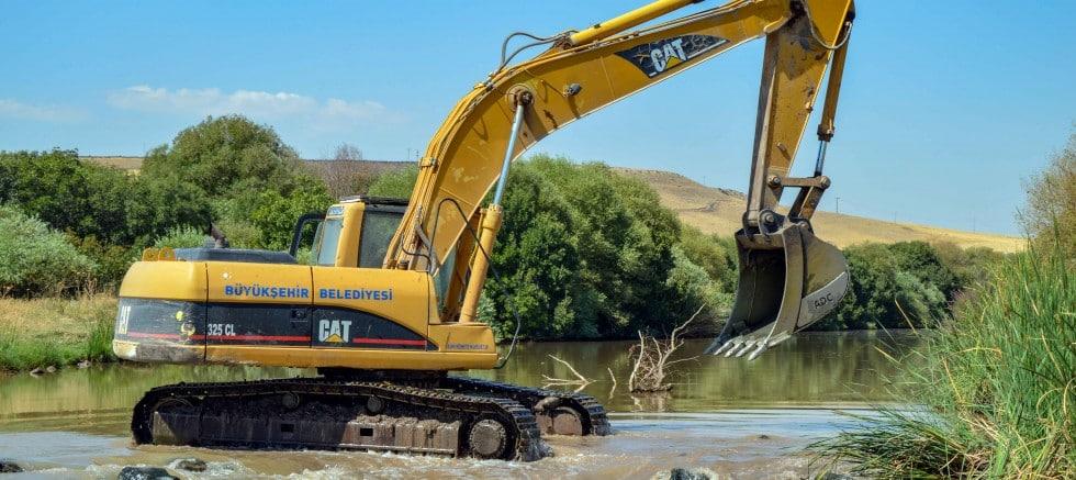 GRADER Diyarbakır Büyükşehir Belediyesi ekipleri  Kayıp Narin Güran için derede arama çalışması yürütülüyor