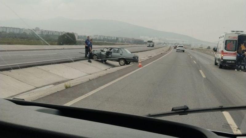 Manisa Akhisar'da trafik kazası! Refüjde asılı kalan araç...