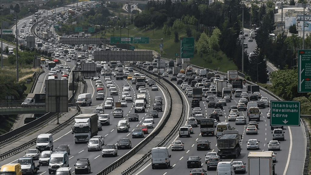 İstanbul'da haftanın üçüncü iş gününde trafik yoğunluğu yaşanıyor