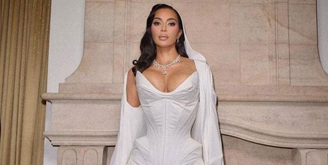Kim Kardashian... KORSE, MİKRO ŞORT VE ELMASLARI İLE GÖZ KAMAŞTIRDI!