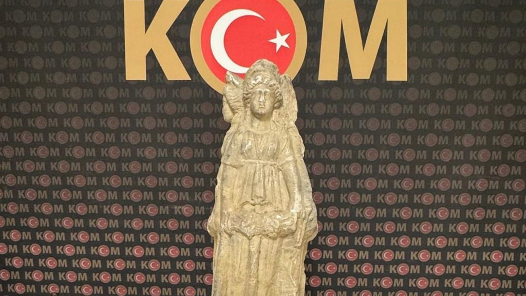 Şüphe üzerine durdurulan tırda 4 başlı Hekate heykeli ele geçirildi