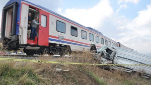 Tren kamyoneti biçti: 1 ölü, 1 yaralı