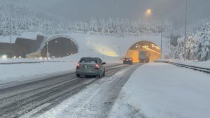 Bolu Dağı Tüneli ulaşıma açıldı: Kar yağışı devam ediyor