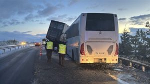 Afyonkarahisar'da 3 aracın karıştığı trafik kazasında 30 kişi yaralandı