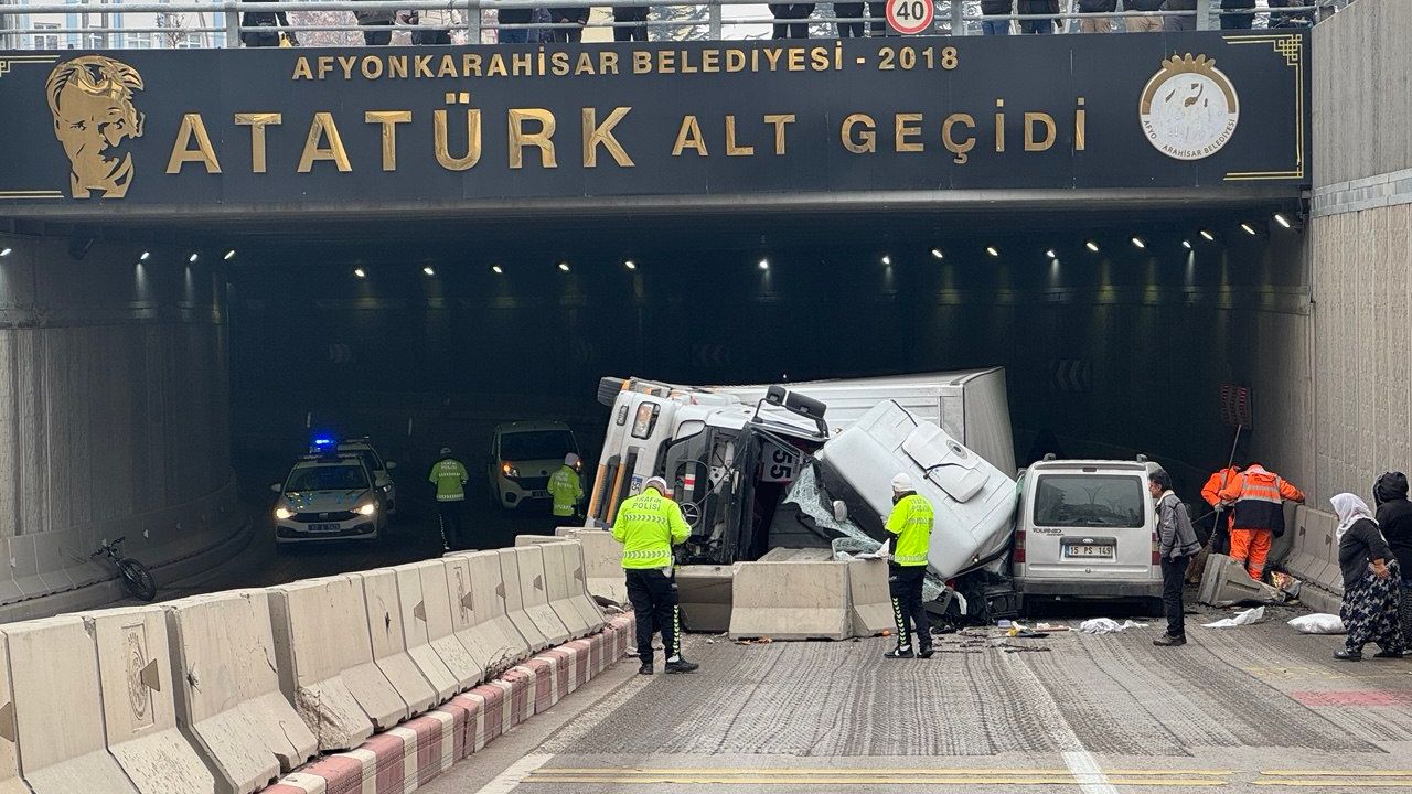 Uşak Olay : Afyonkarahisar’da altgeçitte devrilen kamyonun sürücüsü yaralandı