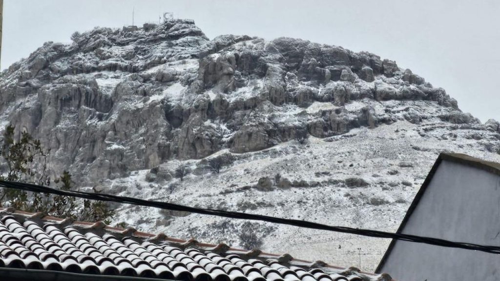 Kış kendini gösterdi: Ergani’de ilk kar yağışı