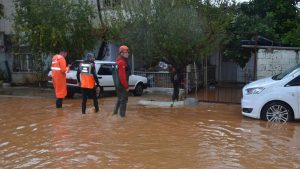 Antalya'yı sağanak vurdu: Mahsur kalan 403 kişi kurtarıldı